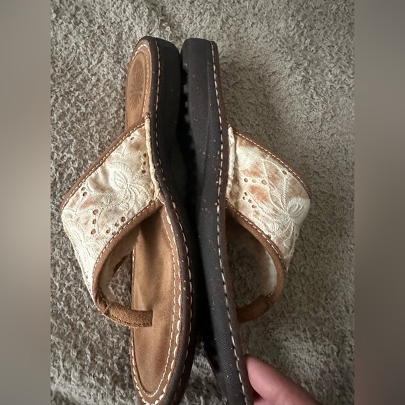UGG Australia Thong Sandals Tan Leather White Eyelet Lace Embroidery Size 9 - Picture 8 of 11